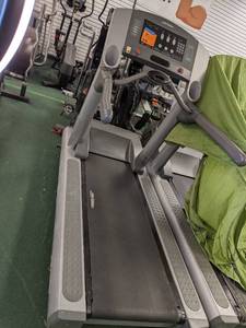 lot 32 image: Life Fitness 95Ti Flex Deck Shock A...