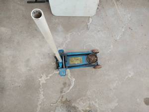 lot 85 image: Floor Jack