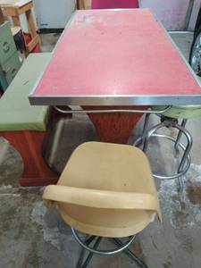 lot 205 image: Vintage Table Set