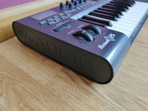 lot 47 image: Axiom 25 Keyboard