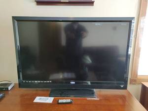 lot 17 image: VIZIO 47 HD Smart TV