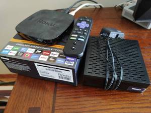 lot 19 image: Roku Ultra & Roku