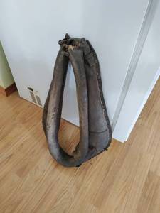 lot 141 image: Old Ox Collar