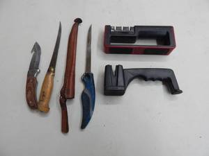 lot 38 image: 3-Hunting & Fishing Knives & 2-Knife Sharpeners