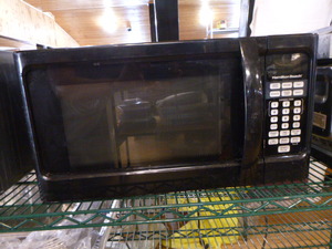 lot 14 image: Hamilton Beach Microwave Oven