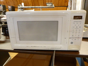 lot 16 image: GE Microwave Oven