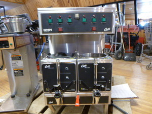 lot 17 image: GeminiCurtis 2 Pot Commercial Coffee Maker