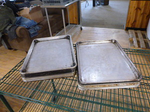 lot 44 image: 17 Baking Sheet Pans