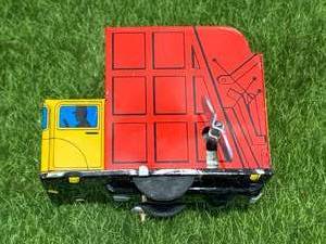 lot 28 image: Antique Windup Tin Truck