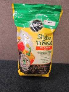 lot 6 image: 10 lb Bag Miracle Gro Shake n Feed...