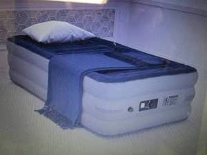 lot 121 image: Flash Furniture 18 Air Mattress - ...