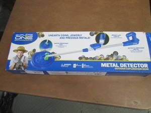 lot 122 image: ExploreOne Jr Metal Detector open b...