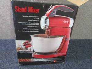 lot 170 image: Betty Crocker 7-Speed Stand Mixer -...
