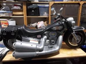 lot 13 image: Harley Davidson Power Wheels Road King With Charger & Battery (Works)