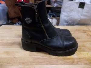 lot 14 image: Womens H.D. Boots Size 6
