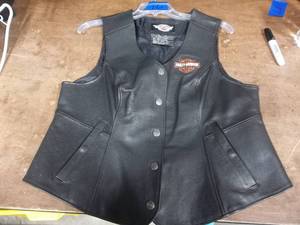 lot 16 image: Womens Leather Vest Size 1W (Like New)