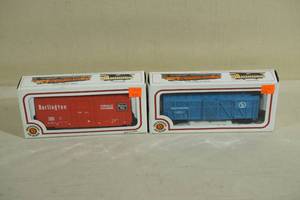 2 HO Gauge Bachmann Electric Train Box Cars