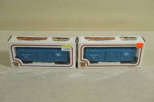 2 HO Gauge Bachmann Electric Train Box Cars