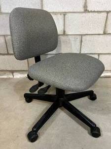 LOT OF 2 GREAT CONDITION OFFICE TASK CHAIRS - ONE HEIGHT ADJUSTABLE