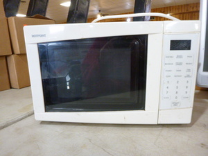 lot 24 image: Hotpoint Microwave