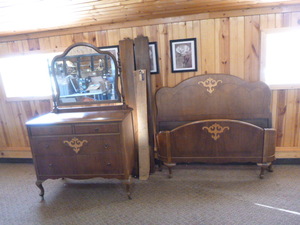 lot 73 image: Vintage Bedroom Set