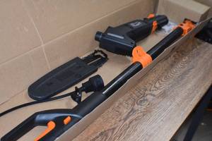 lot 38 image: Wen Electric Polesaw