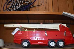 lot 46 image: Vintage Metal Tonka Ladder Fire Truck