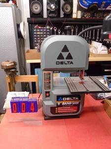 Delta 9 table top band saw. Lightly used. Tested & works. As shown.