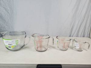 lot 16 image: 4 New Kitchen Classics Glass Measuring Cups