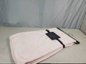 lot 26 image: New Urban By Design Shiny Velvet Throw