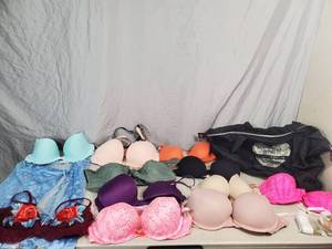 lot 162 image: Victorias Secret Bag and Bras