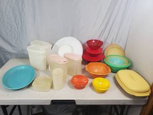lot 172 image: Fiesta Stoneware and Vintage Tupperware