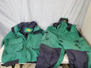 lot 185 image: Cabelas 2 Pc Foul Weather Gear  Rain Suit