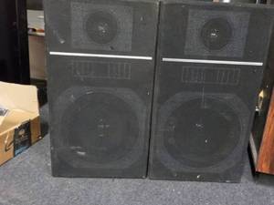 lot 54 image: Set of 2 Speakers 9 x 17 x 6...