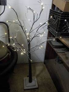 lot 72 image: Lighted Tree 45 x 30 tested and w...