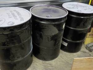 lot 74 image: 5 - 55 Gallon Metal Drums with Lids...