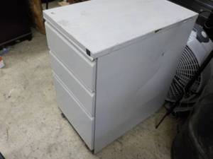 lot 95 image: 3 Drawer Metal Filing Cabinet 23 x ...