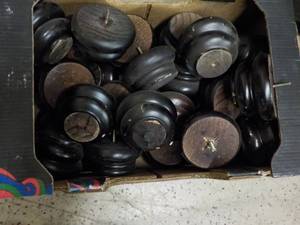 lot 132 image: 33 Furniture Legs- 2 different size...