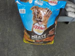 lot 217 image: Kibbles n Bits Meaty Middles Dog Fo...