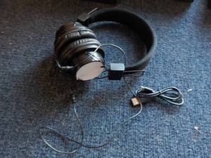 lot 314 image: BlueTooth Head Phone...