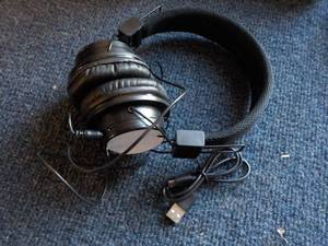 lot 315 image: BlueTooth Head Phone...