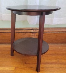 lot 121 image: Petit Mahogany Tone Side Table
