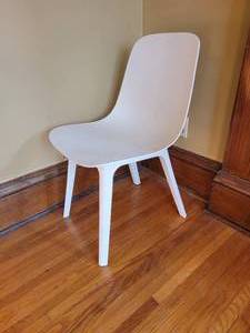 lot 89 image: Modern Molded Chair Set