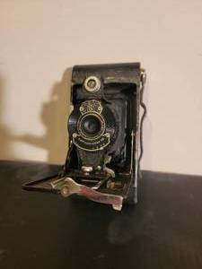 lot 50 image: Antique Kodak No.2 Hawk-Eye Model B Camera