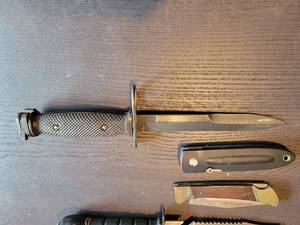 lot 73 image: Hunter Campers Knife Collection