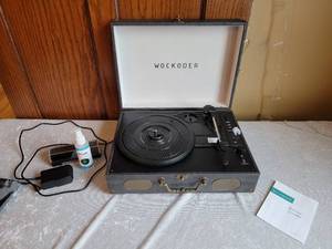 lot 25 image: Wockoder Briefcase Turntable