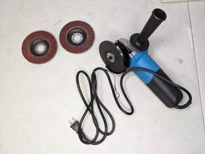 lot 79 image: Altocraft 4.3 Amp 4Angle Grinder & 2 Flap Discs (60 & 36 Grit) - B