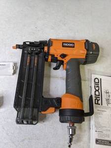 lot 195 image: Ridgid 16 Gauge Brad Nailer Set - N