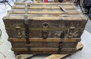 lot 139 image: Gorgeous Vintage Trunk - B