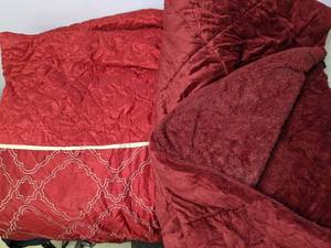 lot 296 image: Set of 2 Cozy Rich Red Blankets - N